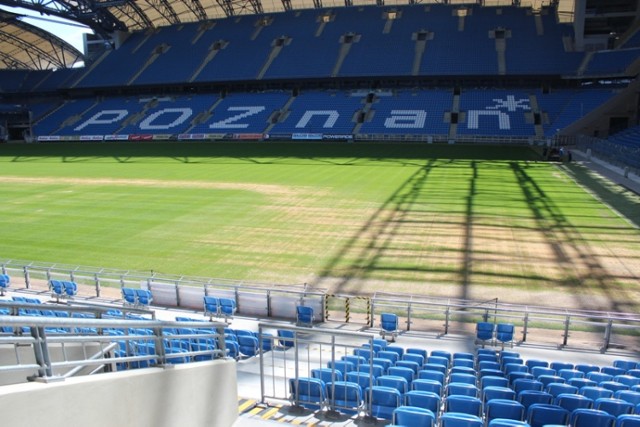 Fragment murawy na Inea Stadionie, na którym stała scena w ...