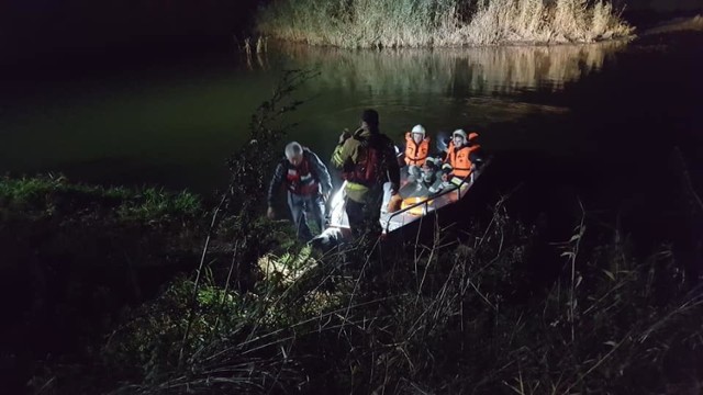 Do zdarzenia doszło w niedzielę (3 listopada) na Odrze na wysokości Łazu (gm. Zabór).

O godz. 17.50 Ochotnicza Straż Pożarna w Zaborze dostała zgłoszenie o uwięzionym psie, który znajduje się na wyspie na rzece Odra. Do akcji ratowniczej wyjechały dwa zastępy wraz z łodzią. Dojechał także jeden zastęp Państwowej Straży Pożarnej z Zielonej Góry. 

Cała akcja trwała nieco ponad dwie godziny i zakończyła się szczęśliwie. Pies wrócił do swojego właściciela, który podziękował strażakom za szybką i fachową pomoc.



Zobacz też: Spalone auto na ul. Dworcowej w Zielonej Górze
