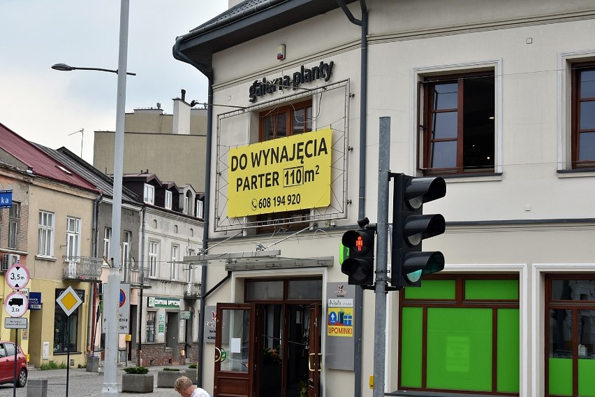 Gorlice. W centrum Gorlic sporo jest pustych lokali. Kiedyś tętniło w nich życie, teraz stoją i czekają na kolejną szansę 