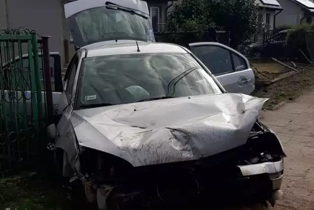 Kierowca forda uderzył w ogrodzenie przy ulicy Piekoszowskiej w Kielcach.
