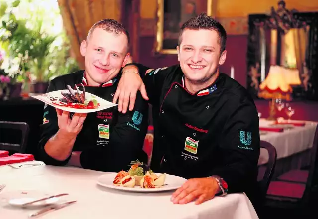 Michał Plewka i Arkadiusz Kropidłowski z restauracji Splendido prezentują swoje zwycięskie dania