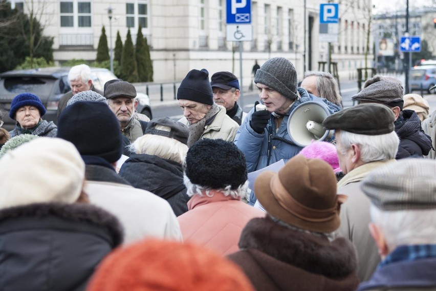 Zbiórka pod Sejmem. Chcą zmian w prawie nieruchomości