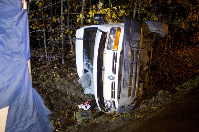 Śmiertelny wypadek w miejscowości Kolonia Głowa koło Zgierza. Nie żyje pasażer busa