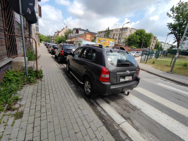 Ulice przy strefie płatnego parkowania w Kielcach są zwykle zajęte przez samochody pozostawione tu na wiele godzin. Tak jest między innymi na ulicach Nowy Świat czy Targowej.