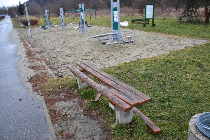 Kolejne wiosenne demolki. Komu przeszkadzały ławki koło siłowni przy parku?  [ZDJĘCIA]