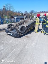 Wypadek w Skarżysku. Wjechał BMW na zamknięty wiadukt i dachował (ZDJĘCIA)