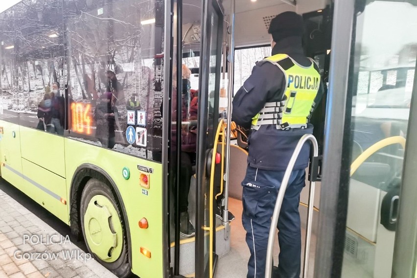 Policjanci z Gorzowa sprawdzali, czy w autobusach i...