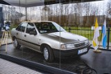 Opel Jana Pawła II stanął w szklanej gablocie przed sanktuarium w Radzyminie. To relikwia drugiego stopnia