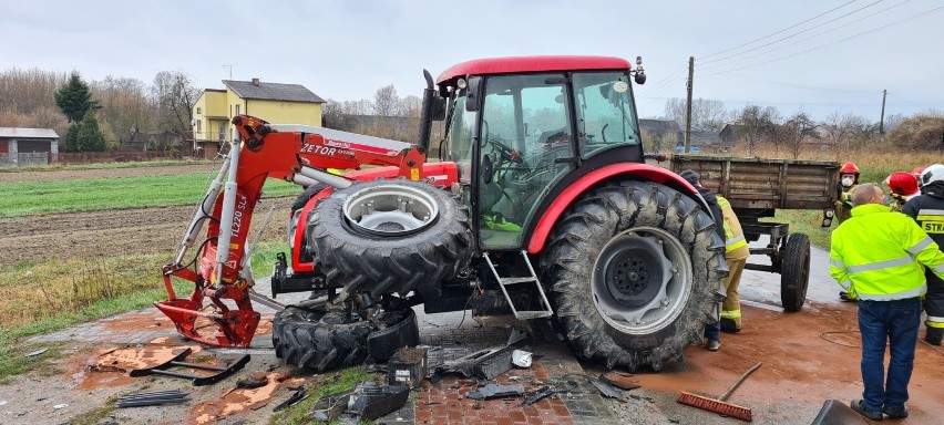 Zderzenie auta ciężarowego z ciągnikiem rolniczym pod...