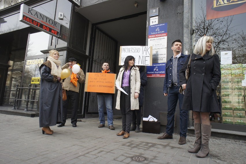 Ruch Palikota protestował pod siedzibą posła Tadeusza Dziuby