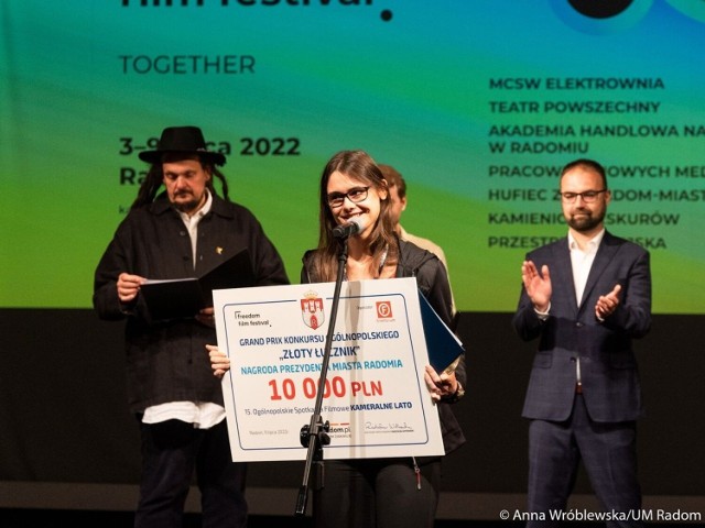 Julia Orlik, zdobywczyni Złotego Łucznika, nagrody głównej Kameralnego Lata i nagrody prezydenta Radosław Witkowskiego podczas gali finałowej w radomskim Teatrze Powszechnym.