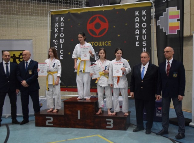 Ola Rajkowska i Julia Urbańska z Niwnickiego Klubu Karate Kyokushin wzięły udział w Mistrzostwach Makroregionu Śląskiego i Międzywojewódzkich Mistrzostwach Młodzików – Katowice.