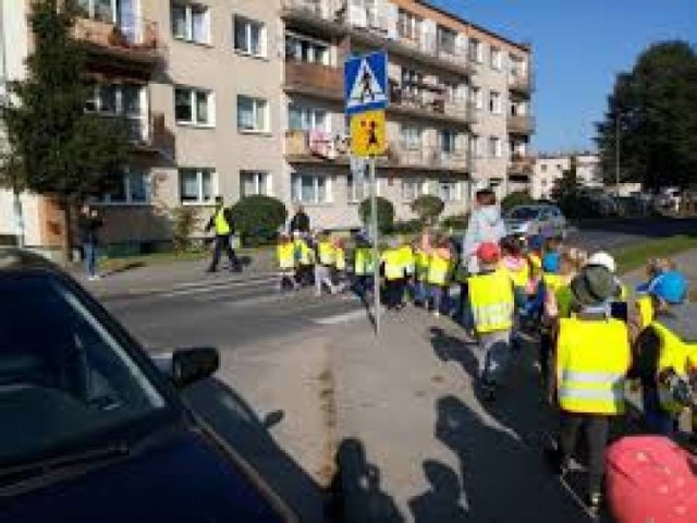 Odblaski mogą uratować życie. Policjanci apelują do pieszych i rowerzystów. We wrześniu policjanci rozmawiali o tym z przedszkolakami oraz uczniami szkół