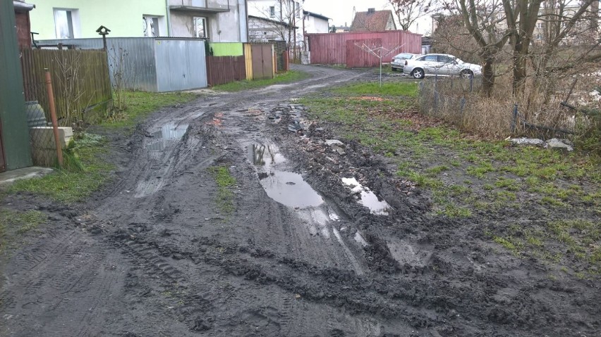 Jest fatalnie. Błota i wody tyle, że trudno przejechać, czy...