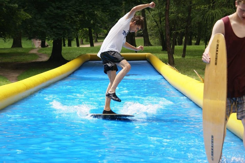 Skimboard to jednak nie tylko ślizganie się po płytkiej...