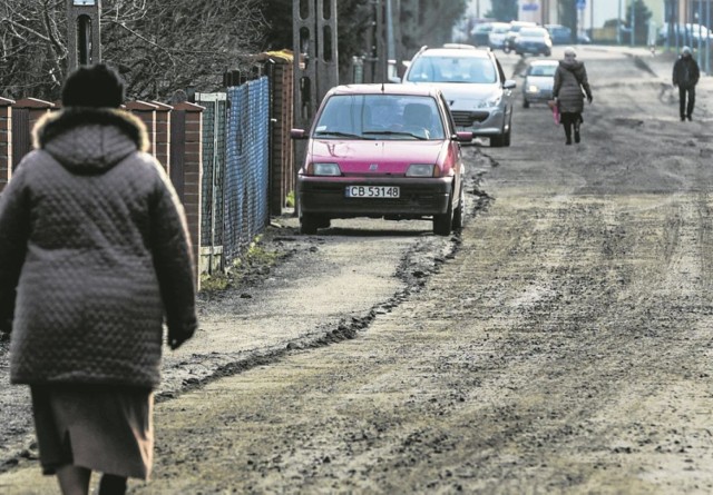 -&nbsp;Po każdym większym deszczu w tym miejscu i tak pojawią się dziury - mówią mieszkańcy ulicy Siedleckiej