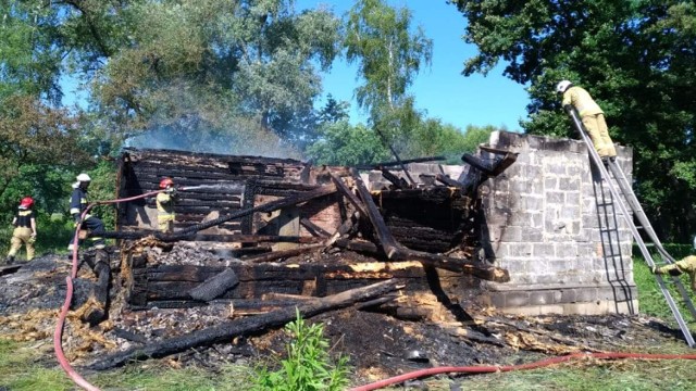 Gdy strażacy dotarli na miejsce ogniem objęty został cały drewniano- murowany dom, znajdujący się w pobliżu lasu