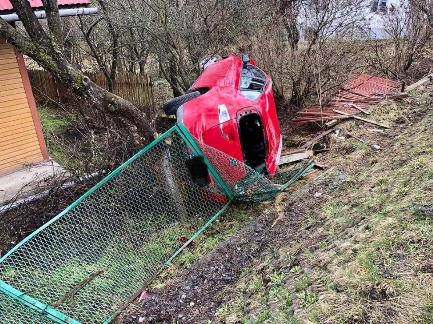 Orawa. Poranny wypadek. Osobówka na drzewie [ZDJĘCIA]