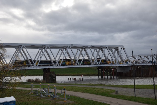 Nowy most przez Odrę w Opolu połączył już oba brzegi.