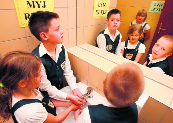Korzystania z toalet musimy uczyć już najmłodszych. Nie jest to jednak proste w szkołach, gdzie nie ma mydła