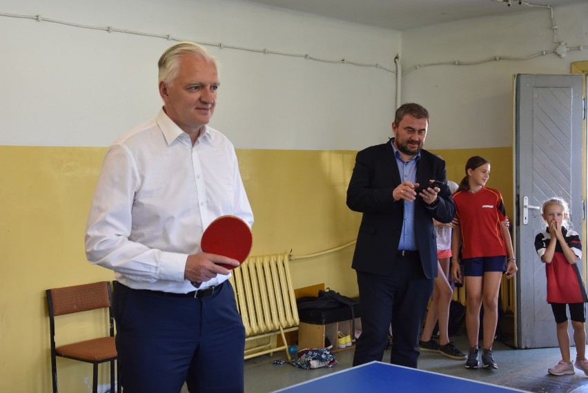 Jarosław Gowin na sportowo zaczął w Tarnowie kampanię. Zagrał w pingponga i spotkał się z żeńską drużyną piłkarską [ZDJĘCIA]