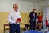 Jarosław Gowin na sportowo zaczął w Tarnowie kampanię. Zagrał w pingponga i spotkał się z żeńską drużyną piłkarską [ZDJĘCIA]