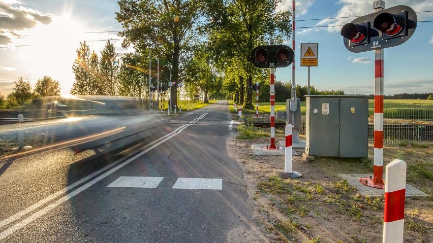 Powiat pucki -  kolejarze apelują: Nie ryzykuj na torach i wiaduktach, Znikają koronawirusowe obostrzenia, ludzie spacerują przy torach