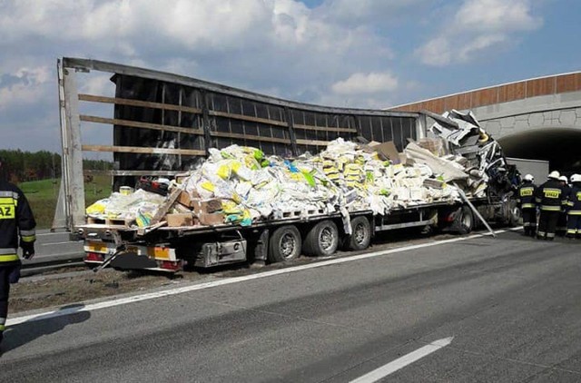 Do wypadku doszło w sobotę, 14 kwietnia, około godz. 14.00 na wysokości Chociszewa między Trzcielem i Brójcami w powiecie międzyrzeckim. Ciężarówka uderzyła w bok stojącego tira i rozpruła jego naczepę. Wysypały się z niej materiały budowlane, która zablokowały wszystkie pasy drogi w obu kierunkach.