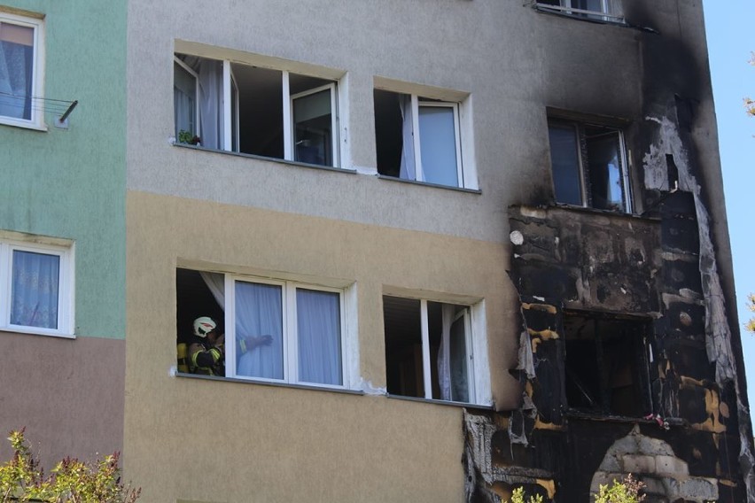 Groźny pożar bloku w Polkowicach. Ogień uszkodził dwa mieszkania