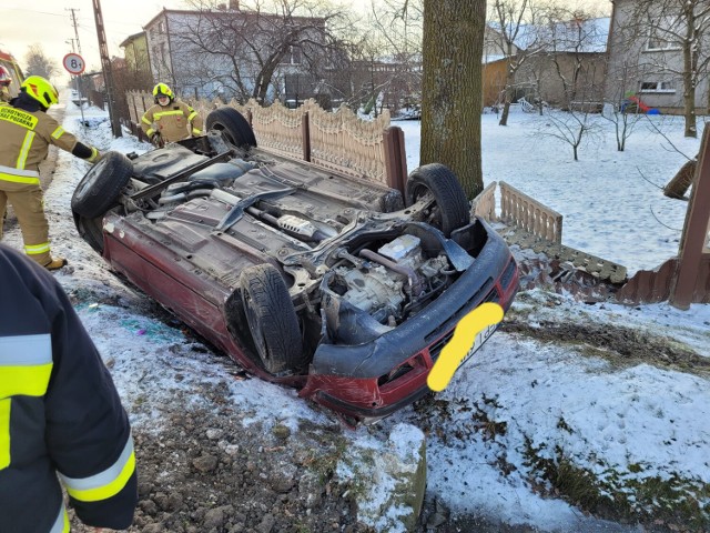 Wypadek w Grabicy. Osobowy volkswagen uderzył w ogrodzenie i dachował, kierowca był uwięziony w aucie