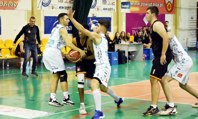 W meczu 3 Ligi Mężczyzn KS Basket Piła-Powiat Pilski uległ Basket Teamowi Suchy Las różnicach 11 punktów. Nasz zespół zajmuje w rozgrywkach szóstą pozycję