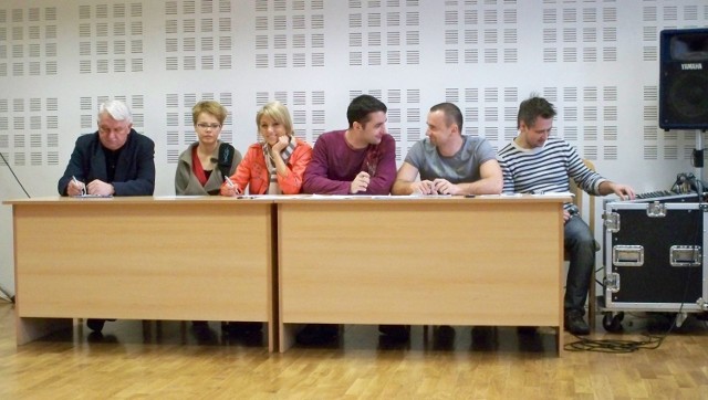 Szanowne Jury. Od lewej: Józef Straszak, Wioletta Podsiadło, Agnieszka Stodolna, Rafał Całka, Tomasz Pietrzykowski i Sebastian Sipa.