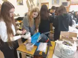 Projekt "Zbieram to w szkole" po raz kolejny w ostrowieckim Staszicu. Zobacz film przygotowany przez uczniów