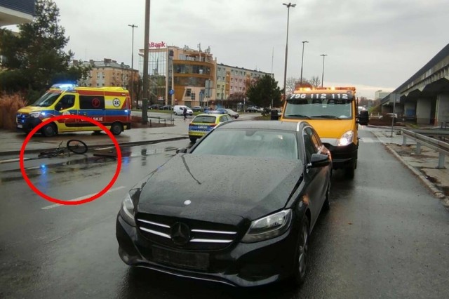 Na rondzie przy Placu Konstytucji 3 Maja w Opolu (wzdłuż ulicy Nysy Łużyckiej, naprzeciw zakładu karnego), 26-latek jadący rowerem wymusił pierwszeństwo przejazdu i został potrącony przez kierującego samochodem osobowym marki Mercedes.