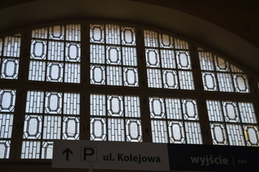 Dworzec PKP w Żaganiu. Witraż nad wejściem