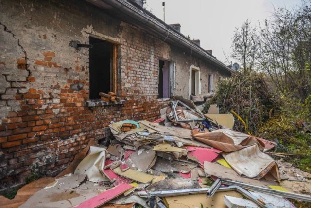 W Poznaniu trwa wielka rozbiórka baraków przy ul. Opolskiej. W pierwszej kolejności są rozbierane budynki przy ul. Opolskiej 13a, 94, 96 i 98. Rodziny, które mieszkały w tych barakach znalazły mieszkania w zasobie miejskim. 

WIĘCEJ: Poznań: Wielka rozbiórka baraków przy Opolskiej [ZOBACZ ZDJĘCIA]