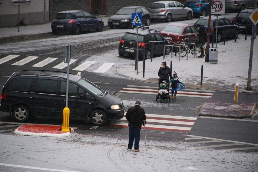 Śnieg we Wrocławiu, bardzo ślisko na ulicach! [ZDJĘCIA]