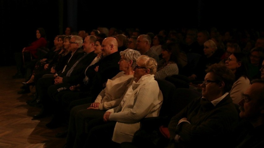 Teatr Ciut Frapujący zachwycił spektaklem "Narty Ojca Świętego" w Staszowie. Zobacz wideo i zdjęcia