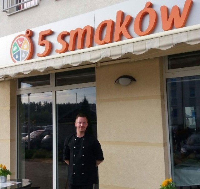 Pan Marcin w restauracji 5 Smaków pracuje 2,5 roku. 

- W naszej restauracji  mamy kuchnię polską, domową - mówi pan Marcin. - Goście zjedzą u nas m.in. tradycyjnego schabowego, placek po cygańsku, z ryb - pstrąga łososiowego, dorsza, z zup - chłodnik z botwinką, pomidorową. Dzieci z kolei lubią makaron z sosem, domowe nuggetsy czy pancakesy.

Pan Marcin odpowiada także menu restauracji oraz catering dietetyczny, który można w lokalu zamówić. - Kartę zmieniamy na wiosnę/lato i jesień/zimę. Często pytamy naszych klientów, co im smakuje, co chcieliby u nas zjeść. Jeśli chodzi o catering to dostępny jest w trzech opcjach - dla osób, które chcą schudnąć, które ćwiczą oraz dla pracujących w biurze.