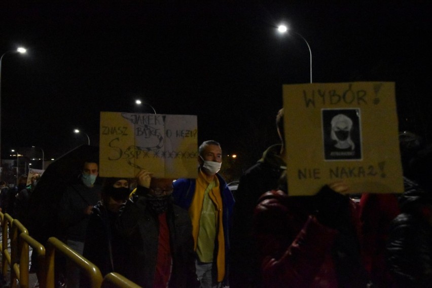 Protest Kobiet w Rumi. Pochód z transparentami i przejazd DK nr 6| ZDJĘCIA