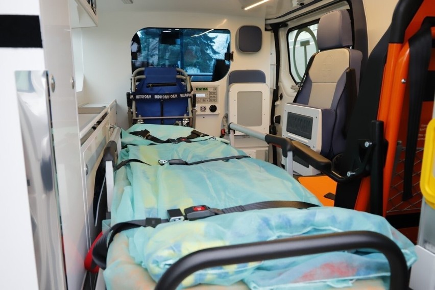 Jest nowy ambulans dla koneckiego szpitala. Przekazanie było bardzo uroczyste 
