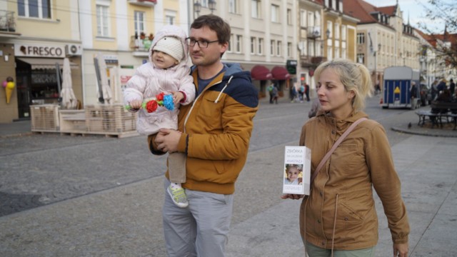 Na zdjęciu Anastazja z tatą - Tomaszem Okońskim i mamą - Gabrielą Domanowską.
Rodzice walczą o jej życie od prawie dwóch lat. Dziecko przeszło już dwie operacje, wyniszczającą chemioterapię i szereg naświetlań. Przed nią ostatni etap leczenia: immunoterapia przeciwciałami anty-GD2. Jest to jedna z  najskuteczniejszych metod walki z  neuroblastomą, która zmniejsza do minimum ryzyko nawrotu choroby.