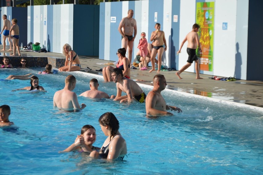 Wakacje na "Rawce" w Ostrowcu. Mnóstwo ludzi w basenach w upalną sobotę. Zobacz zdjęcia