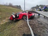 Ferrari uderzyło w bariery ochronne na drodze krajowej nr 10 na trasie Bydgoszcz-Piła [zdjęcia]