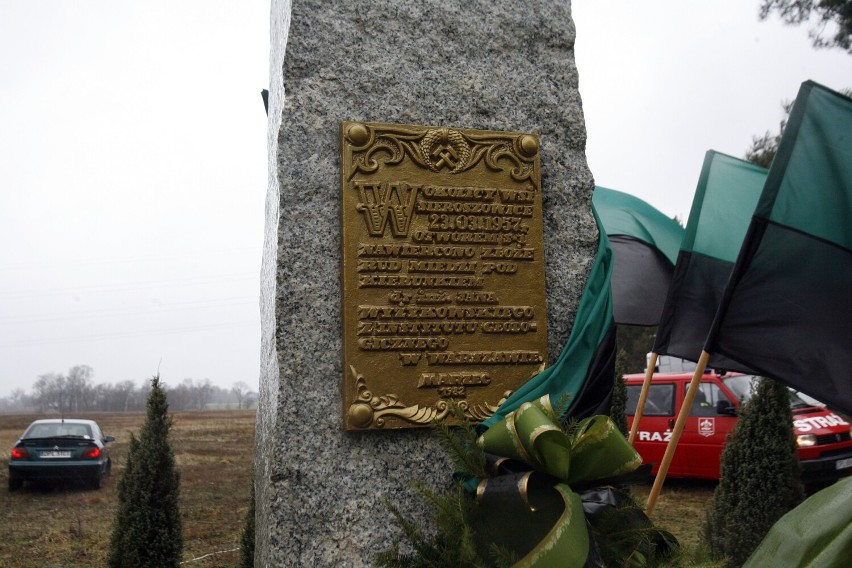 Pamiątkowy obelisk w Sieroszowicach