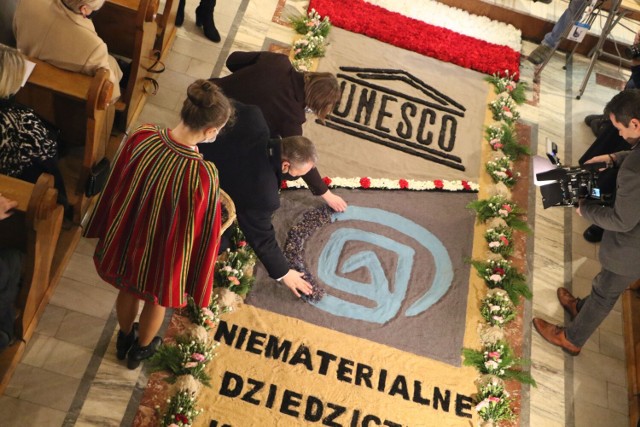 Ogłoszenie Roku UNESCO w gminie Uniejów to efekt wpisania kwiatowych dywanów ze Spycimierza na światową listę