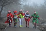 Główny bieg Santa Run w Kartuzach - zawodnicy w fantastycznych strojach i humorach na trasie ZDJĘCIA cz. 2, WIDEO