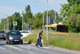 Wysoka trawa na wielu ulicach i skrzyżowaniach w Kielcach, jest bardzo niebezpiecznie. Radny Maciej Bursztein zabrał się koszenie 
