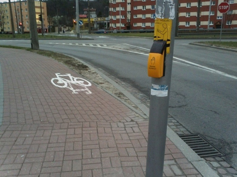Gdynia: Ścieżka rowerowa na ul. Chylońskiej denerwuje rowerzystów. Znaki i złe ustawienie świateł