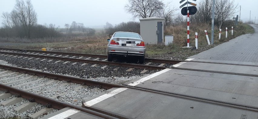 Chwile grozy na przejeździe kolejowym w Sitnie koło Szczecinka. Rozbite auto na torach [zdjęcia]